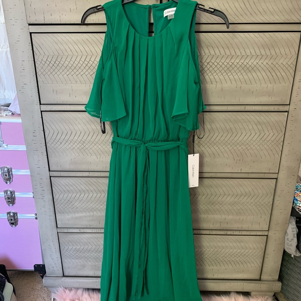 NWT✨CALVIN KLEIN ✨ GREEN COLD SHOULDER FLOWY DRESS